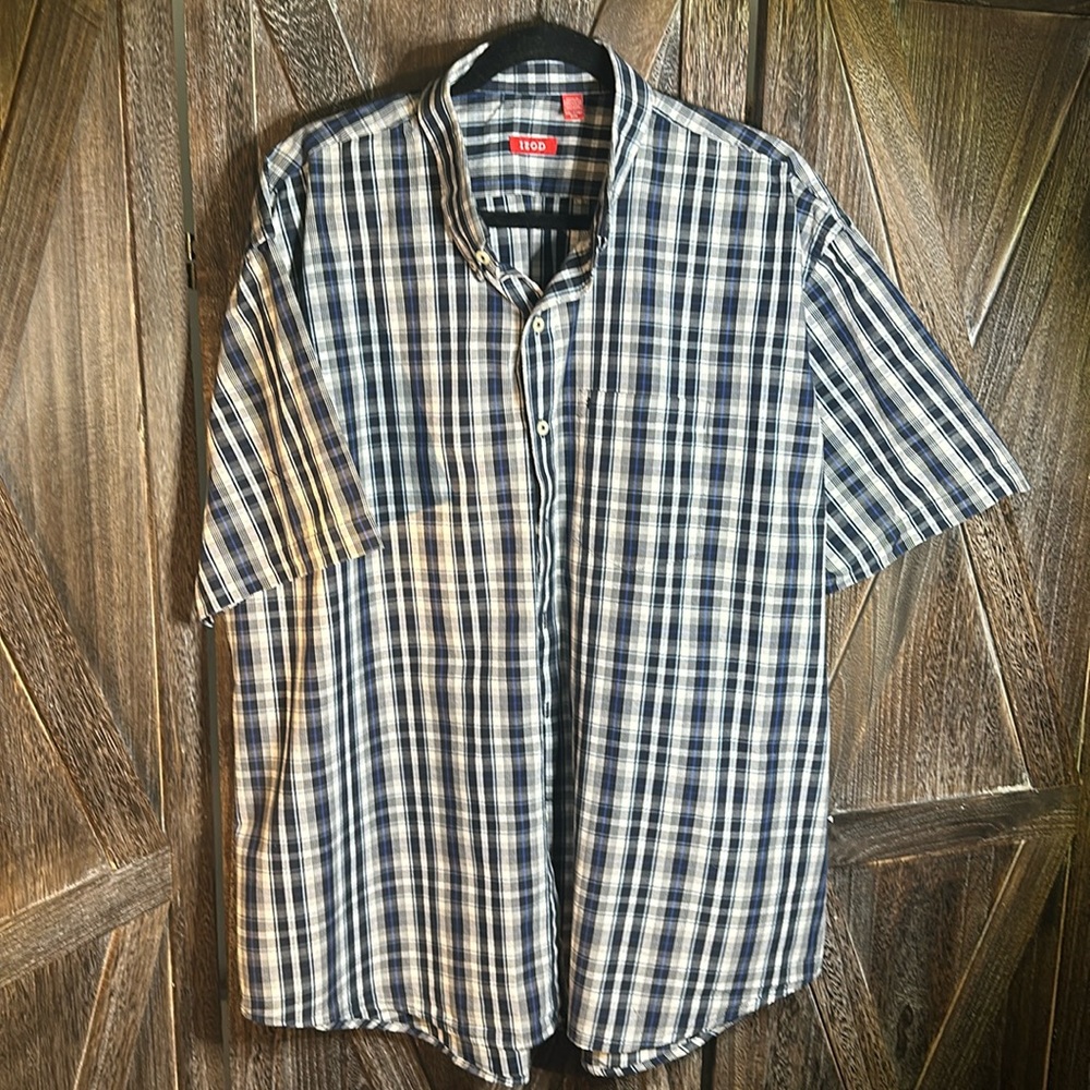 Men’s Izod short sleeve button down shirt blue plaid in like new condition